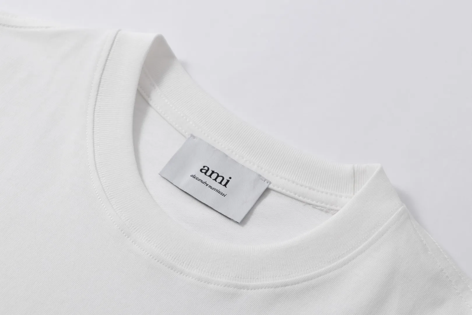 Style No.: A 007# P57 Ami 2026 Spring/Summer New Arrival T-shirt Short Sleeve The workmanship of this chapter is extremely cumbersome and complex. It uses water-soluble polyester and water-soluble thread to start the pattern, dye it, then air-dry, shape it, and then laser process the details. The process takes a long time, which distinguishes it from the junk version of the leaky bottom fabric on the market. We completely restore the correct version of the official website 1:1, with high-weight fabrics, synchronized detail routing, and restored official website letter embroidery, which is the only correct version on the entire network. Color: Apricot Red Black Red White Red Navy Blue Gray Apricot Black Sizes: S-XL